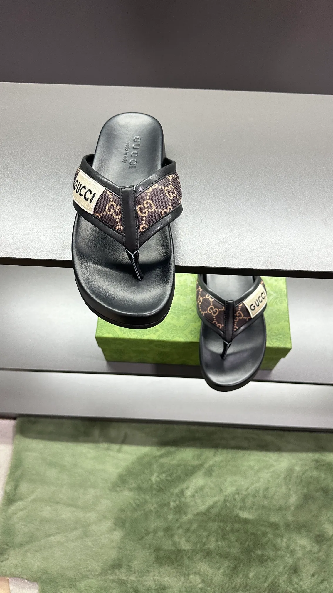 [G Family Couple Style] P: 300💰Female size 36~40 Men's size 39~45, (46. Custom-made Unisex GG slippers This slipper is made of GG polyester fiber and is decorated with a Gucci label on the front, adding a striking logo feel to the style. Beige GG recycled polyester fiber Unisex leather trim "Gucci Made in Italy" embroidered label Rubber sole Flat Made in Italy